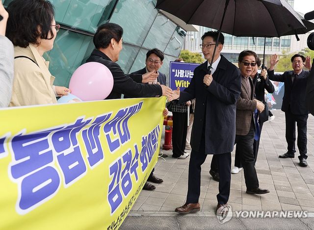 지지자들과 인사하는 김경수 전 지사