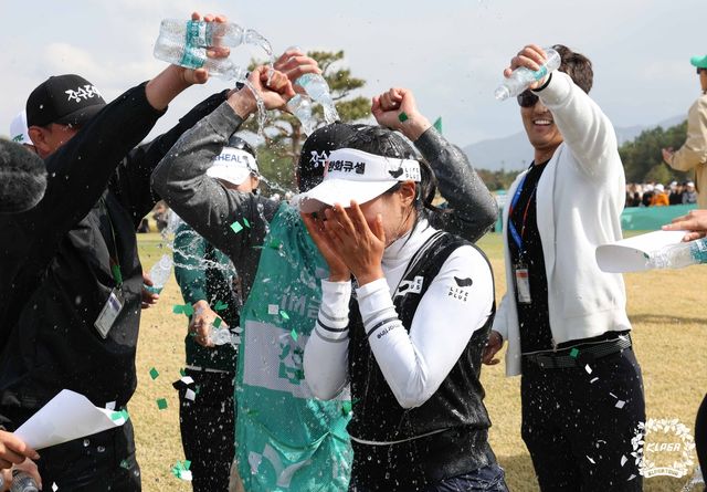 동료 선수들에게 물세례를 받는 김민주