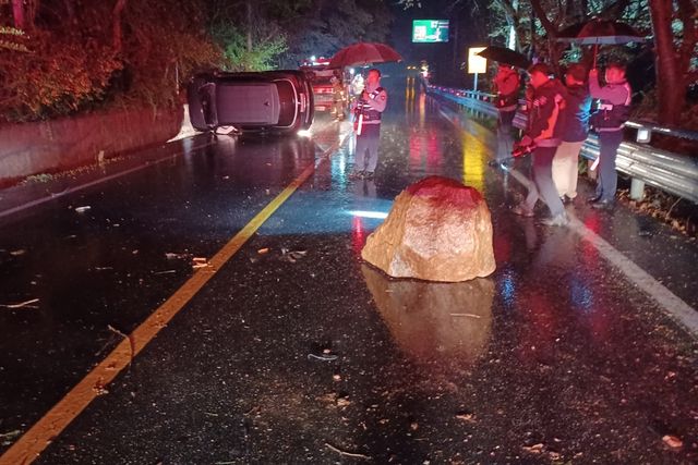 낙석 피하려다 옆으로 넘어진 SUV