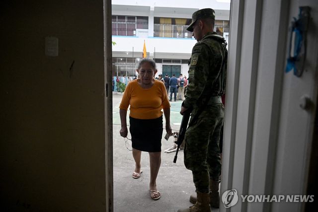 13일(현지시간) 에콰도르 대선 결선투표장에 들어서는 유권자