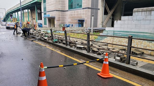 초속 20ｍ 넘는 강풍 몰아친 수원, 무너진 담장