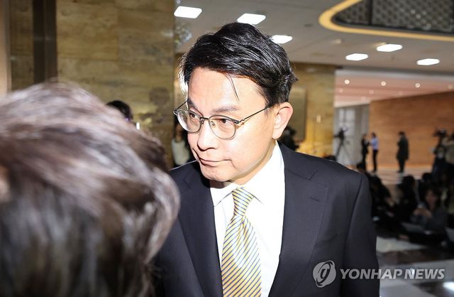 긴급 의원총회 참석하는 윤상현 의원