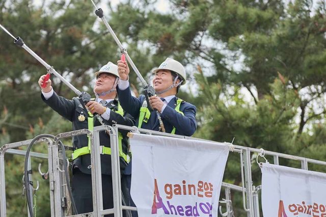 동상에 물 뿌리는 오세현 시장(오른쪽)