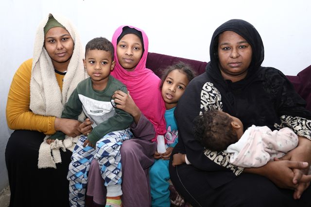 이집트 카이로서 현지인과 함께 거주하는 수단 난민 가족