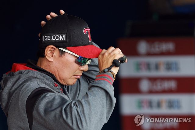 모자 고쳐 쓰는 염경엽 감독