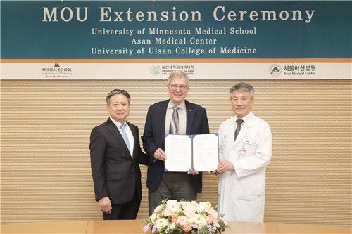 왼쪽부터 임영석 울산의대 학장, 티모시 프루엣 미네소타의대 이식외과 교수, 박승일 서울아산병원장. [서울아산병원 제공]