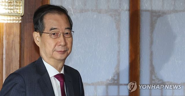 회의 입장하는 한덕수 권한대행