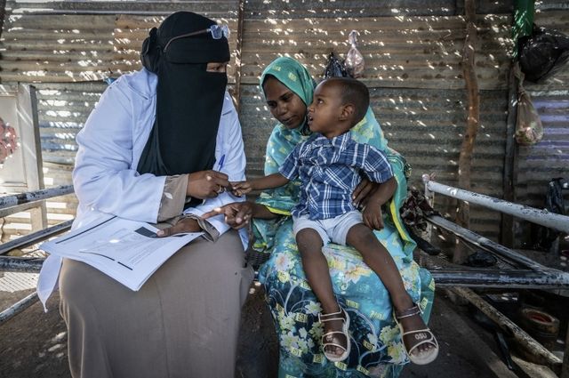 유엔개발계획이 지원하는 의료 시설을 찾은 수단 여성과 어린이
