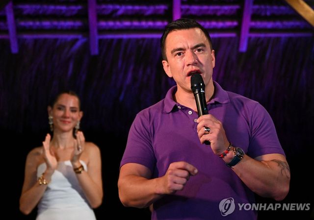 13일(현지시간) 재선 감사 인사하는 다니엘 노보아 에콰도르 대통령