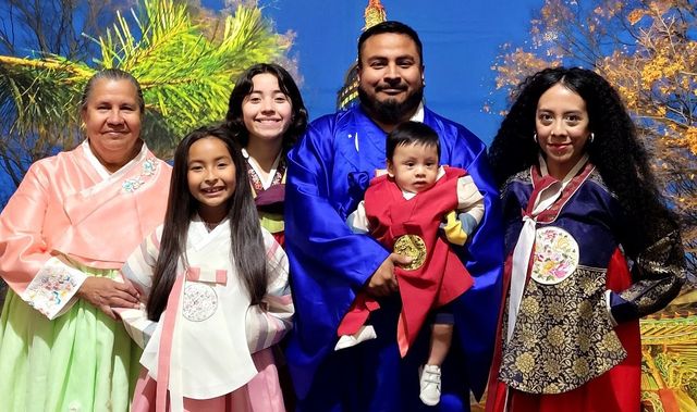 멕시코 봄 축제에서 한복 입고 기념 촬영하는 관람객