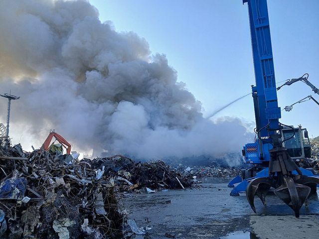 부산 YK스틸 야적장 화재 진화