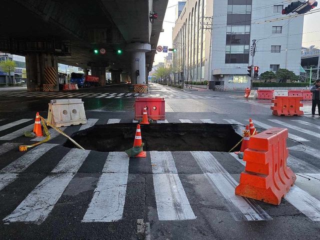 부산 도시철도 사상∼하단선 공사 현장 주변서 또 대형 싱크홀