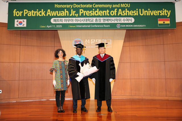 기념촬영하는 문성제 총장(오른쪽)과 패트릭 아우아 총장(중앙)