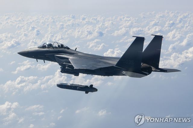 한국 F-15K 전투기가 타우러스 미사일을 발사하는 모습