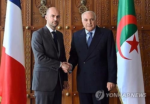 지난 6일 알제리에서 서로 만난 프랑스-알제리 외무장관