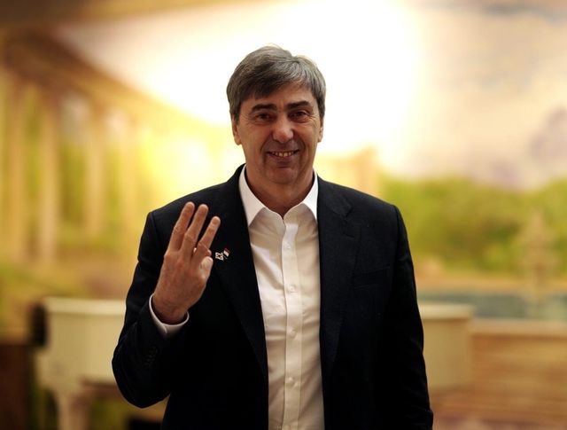 트레블 달성을 의미하는 손가락 3개를 펴 보인 필립 블랑 현대캐피탈 감독