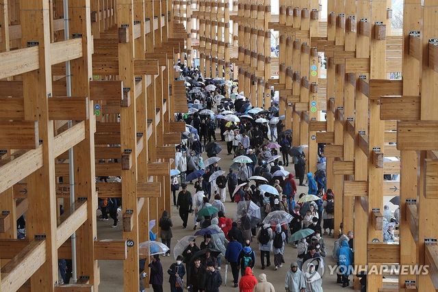 궂은 날씨에도 오사카엑스포에 인파