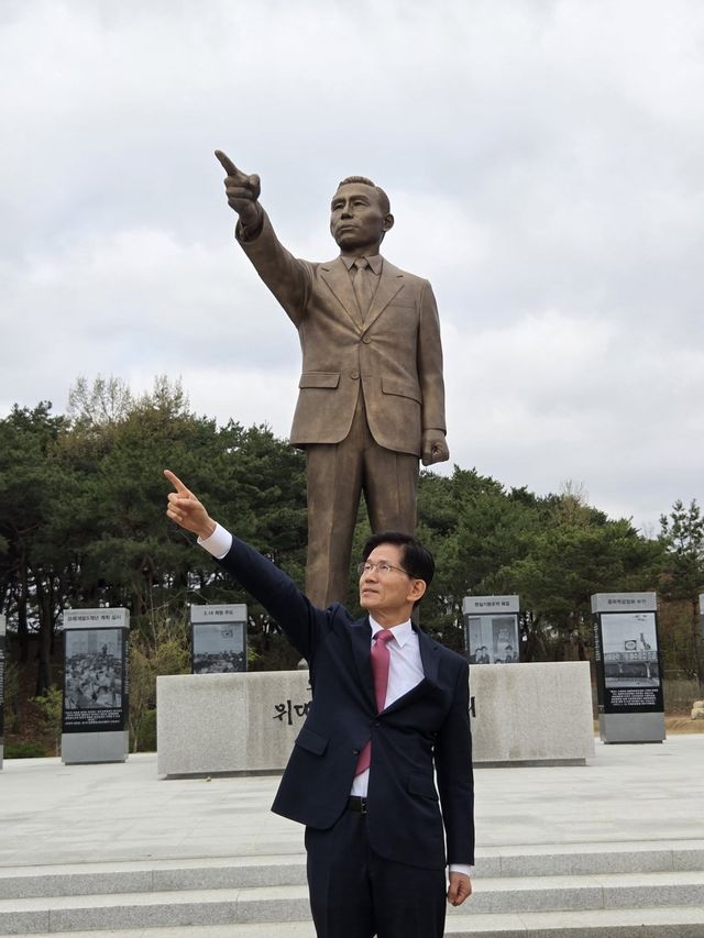 경북도청 앞 '천년 숲' 박정희 전 대통령 동상 참배한 김문수 전 고용노동부 장관
