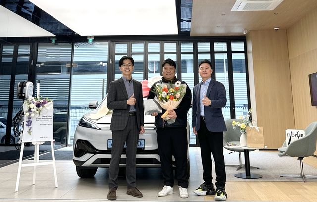 BYD 강서전시장에서 열린 아토3 1호 고객 차량 인도식