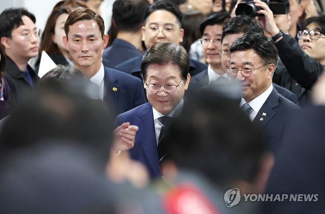 '집권 비전 발표' 위해 이동하는 이재명 예비후보