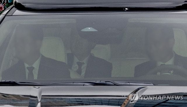 '첫 정식재판' 중앙지법 들어서는 윤석열 전 대통령