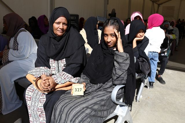 이집트 유엔난민기구(UNHCR) 난민등록센터서 차례 기다리는 수단 난민 모녀