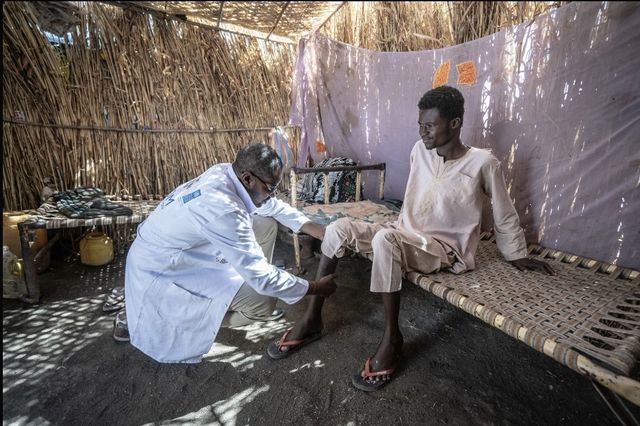 유엔개발계획이 지원하는 의료 시설에서 치료를 받는 수단 남성