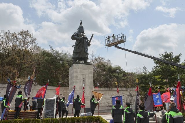 이순신 장군 동상 친수식 모습