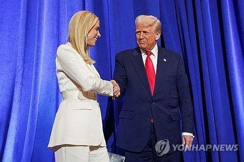 미국의 팸 본디 법무장관과 도널드 트럼프 대통령