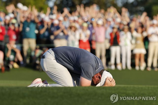 우승 확정하고 그린에 무릎 꿇고 오열하는 매킬로이