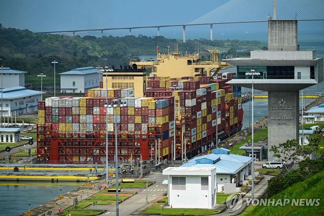 파나마 운하 통과하는 컨테이너선