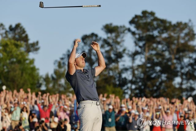 우승 확정한 뒤 기뻐하는 매킬로이