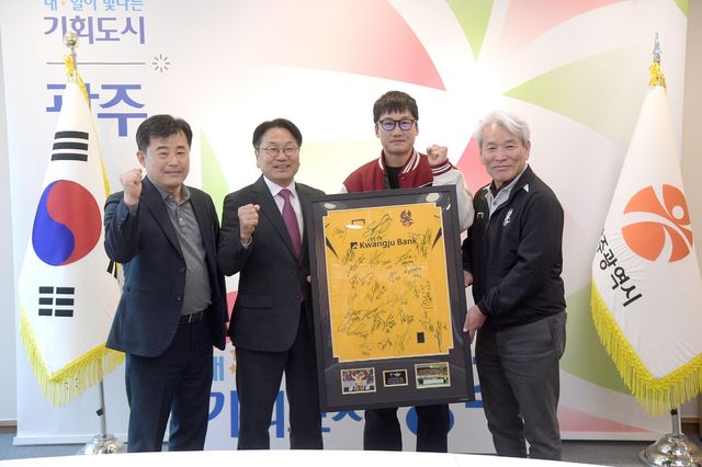 광주FC, 구단주 강기정 광주시장과 함께 '4강 진출' 다짐