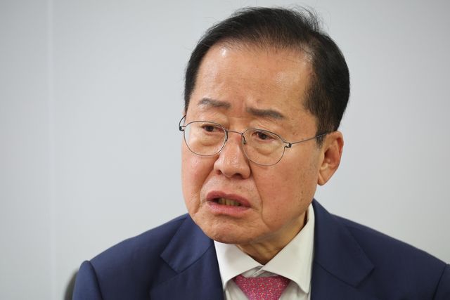 연합뉴스 취재진과 인터뷰하는 홍준표 전 대구시장