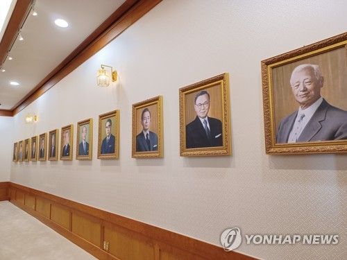 개방된 청와대 세종실 내 역대 대통령 초상화