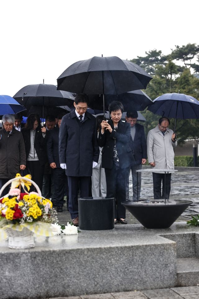 14일 고(故) 노무현 전 대통령 묘역을 참배한 김경수 전 경남지사