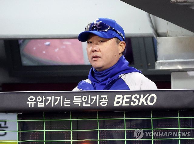 경기 지켜보는 박진만 감독