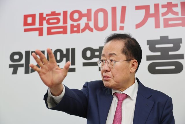 연합뉴스 취재진과 인터뷰하는 홍준표 전 대구시장
