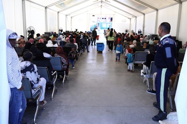 난민 등록 위해 대기 중인 수단 난민 신청자들 