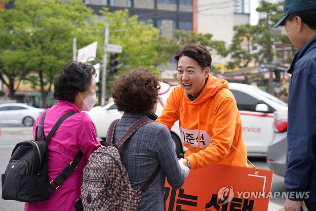 대구시민들에게 인사하는 개혁신당 이준석 후보
