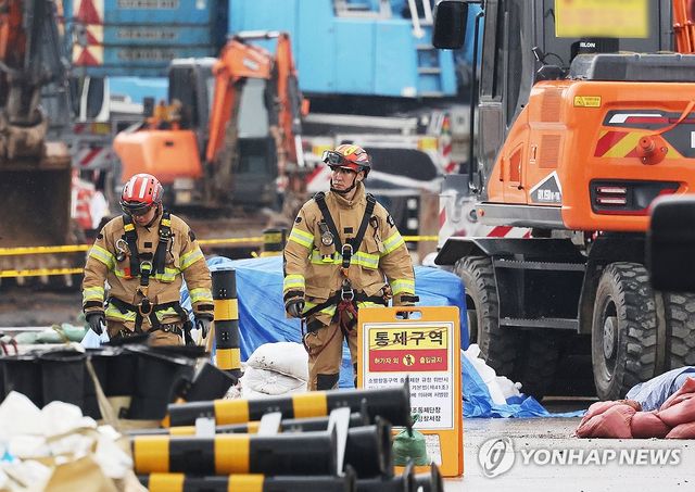 이동하는 구조대원들