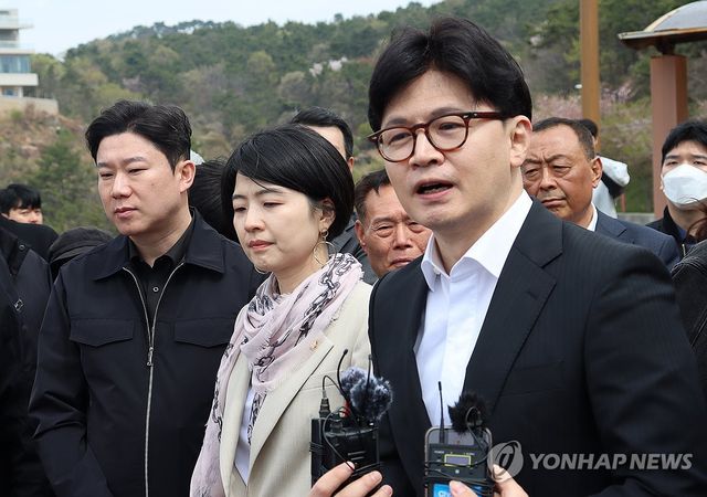 한동훈, 가덕도신공항 부지 방문