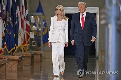 팸 본디 법무장관과 도널드 트럼프 대통령