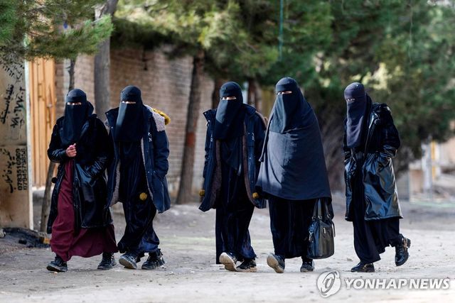 아프간 수도 카불 외곽의 거리를 걷는 여성들