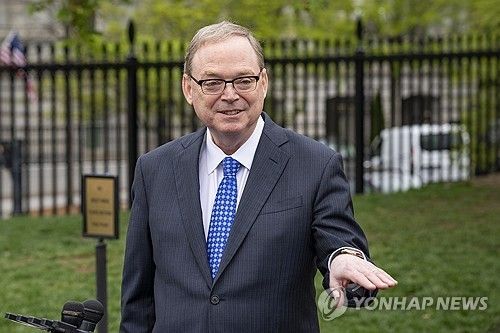 언론과 문답하는 해싯 위원장