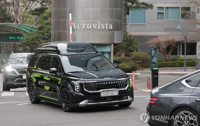 형사재판 출석 위해 사저 나서는 윤석열 전 대통령