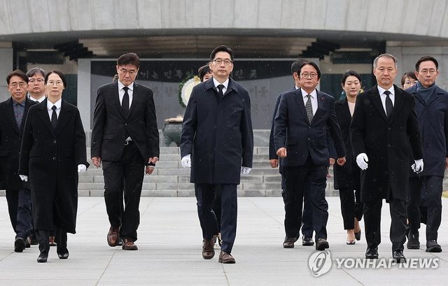 참배 마친 김경수 전 경남지사