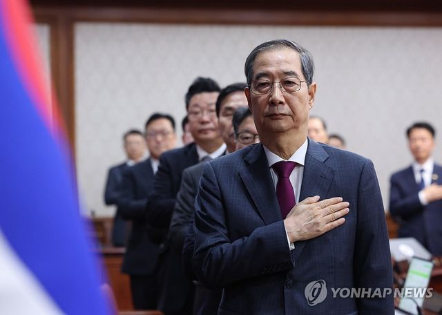 국기에 경례하는 한덕수 권한대행