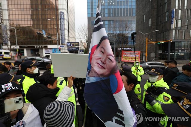 법원 앞 윤석열 지지자들