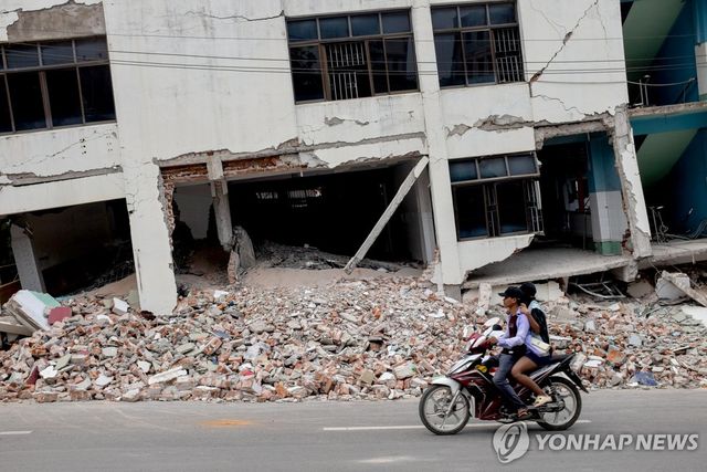 규모 7.7의 강진이 강타한 미얀마 만달레이의 모습
